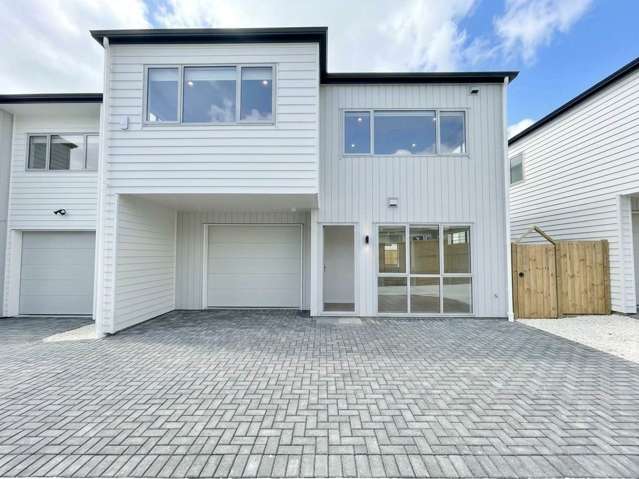 Brand New Family Home in Prestigious Sunnyhills