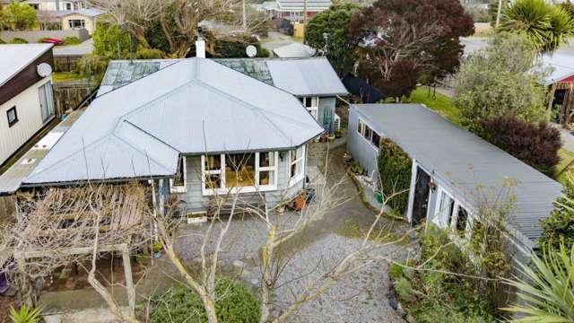 Coastal Charm & Enchanting Gardens
