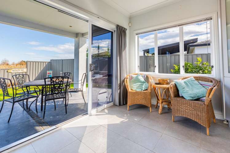 32 Heynes Place Clive_12