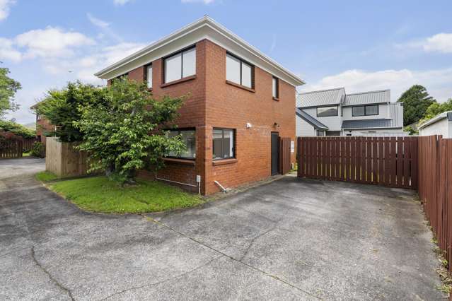 Sunny Brick Home In Ellerslie