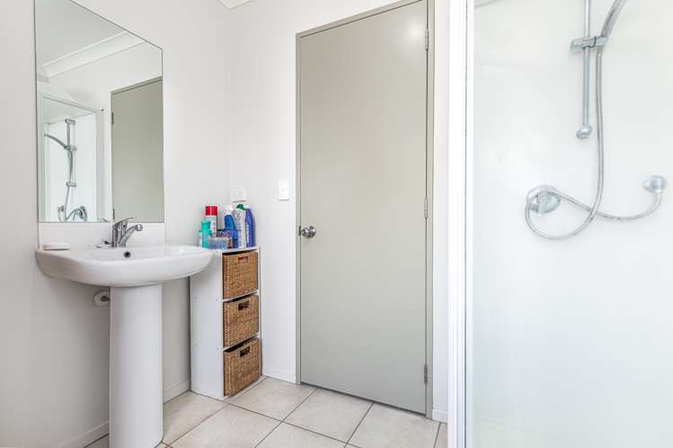 8 Old Park Place Takanini_13