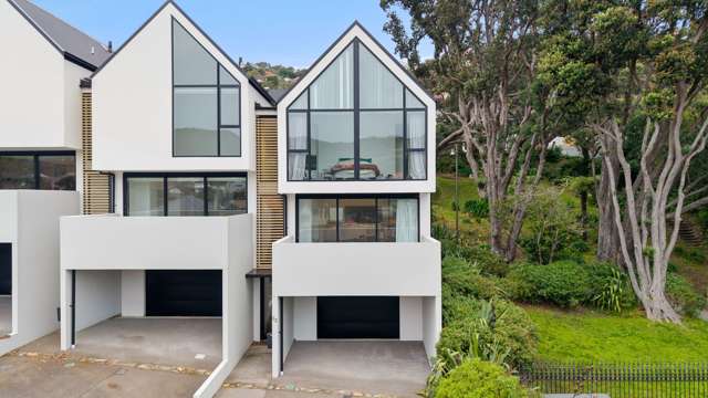 MODERN TOWNHOUSE LIVING - ISLAND BAY BEAUTY!