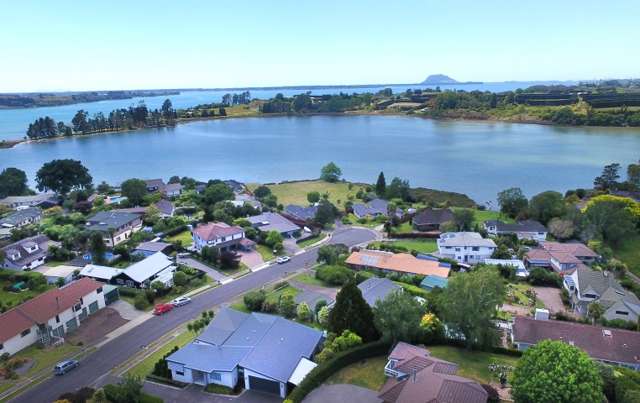 Five Bedroom Home - near Harbours Edge, Te Puna