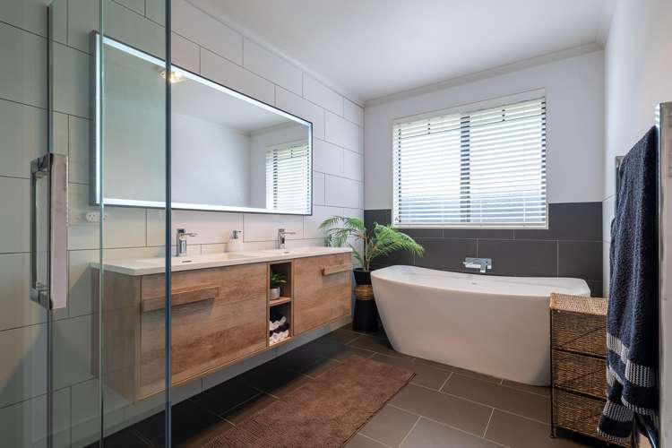 6 Shadbolt Drive Leamington_16