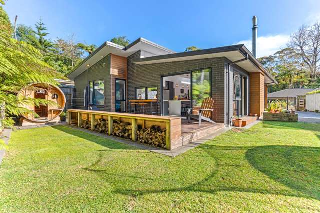 Modern escape on the edge of nature