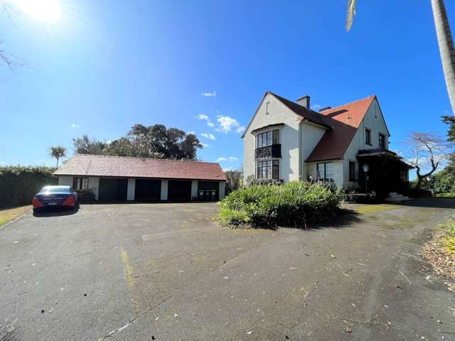 Gorgeous 5-Bedroom Family Home in Pukerangi Cr...