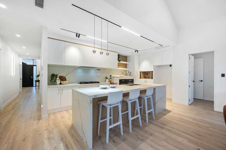 80 Parish Drive_4