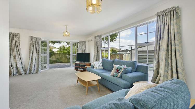 26 Denniston Crescent Redwood_2