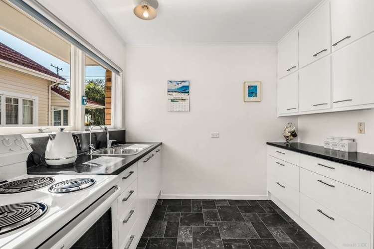 2/7 Cheltenham Road Devonport_6