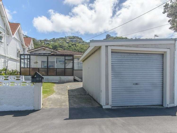 210 Queens Drive Lyall Bay_12