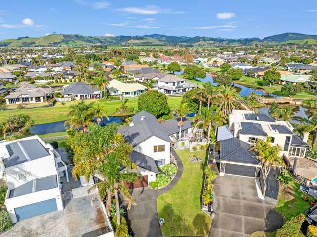 Huge 5 bed Home Overlooking Palm Beach Waterways