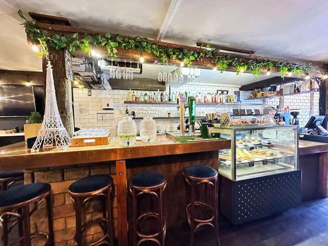 TURNKEY CAFE / BAR - BARGAIN FOR THE EXPERIENCED