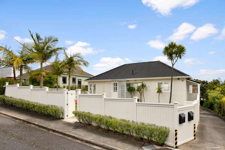 128 Riddell Road_0