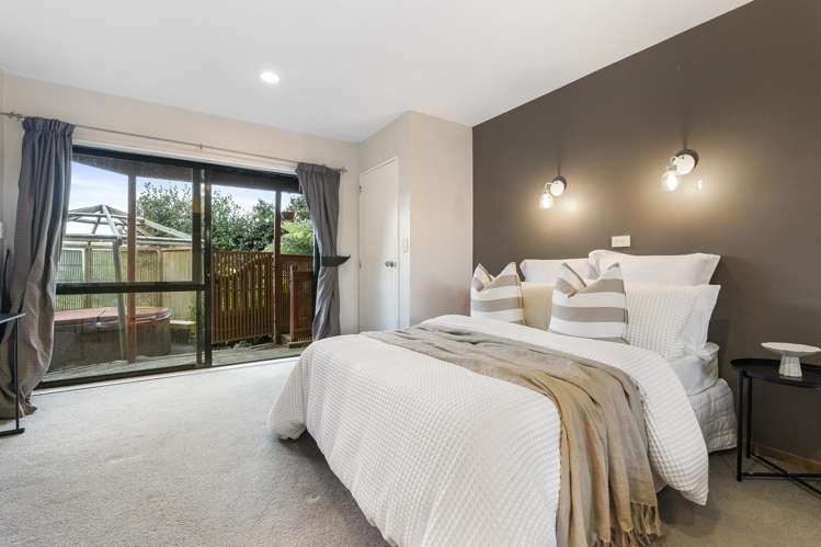 2/8 Dee Place Torbay_13
