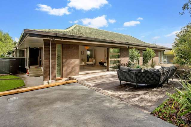 Prized Position- 2 minutes stroll to Cornwall Park