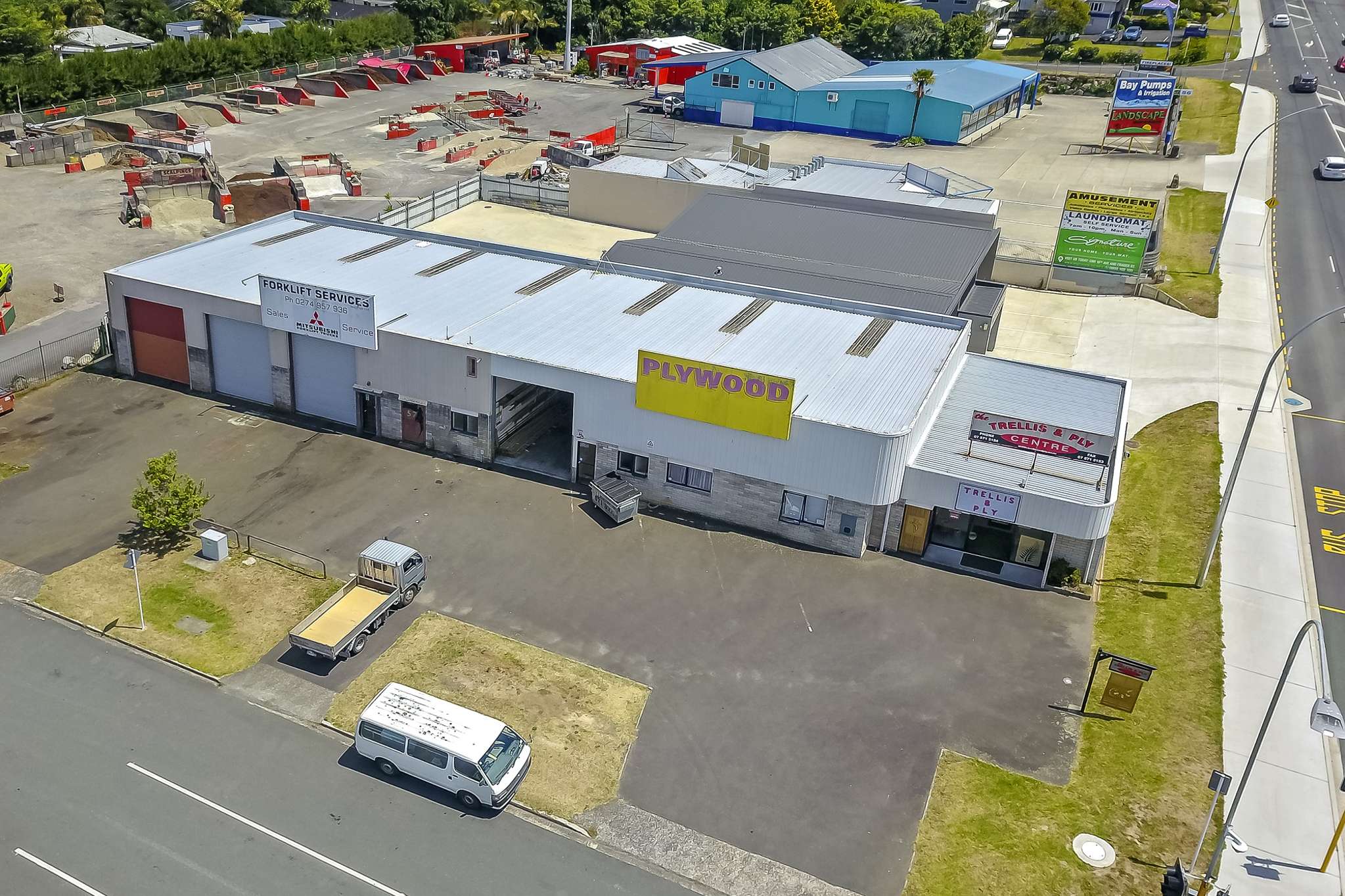 Split-risk offering within bustling Tauranga service and trade location