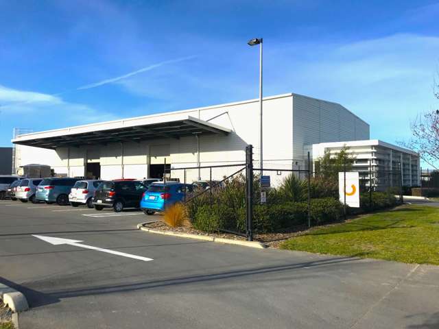 Warehouse, office and secure yard close to Airport