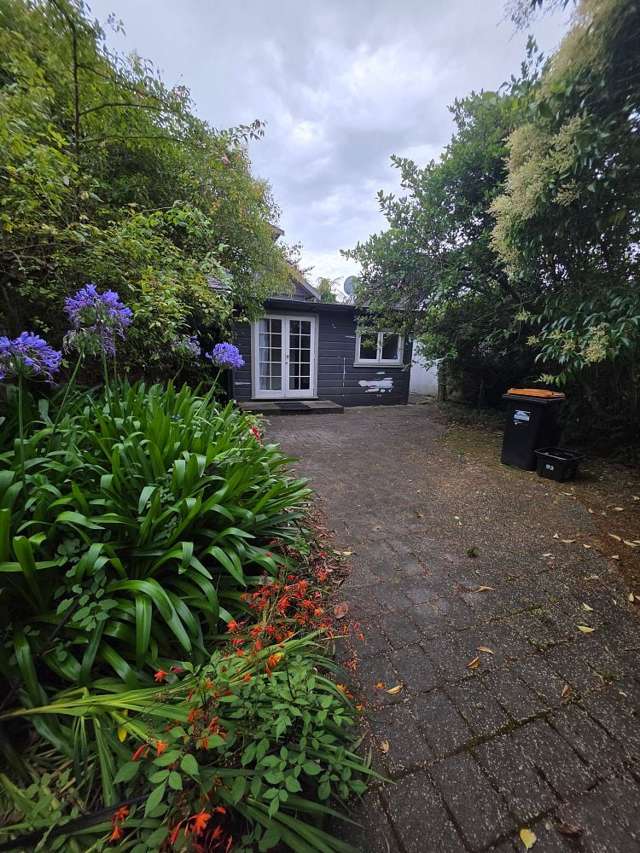 Tidy, secluded central city apartment in Linton st