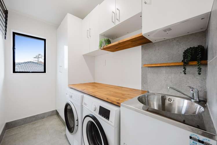 2/5 Witheford Drive Bayview_9