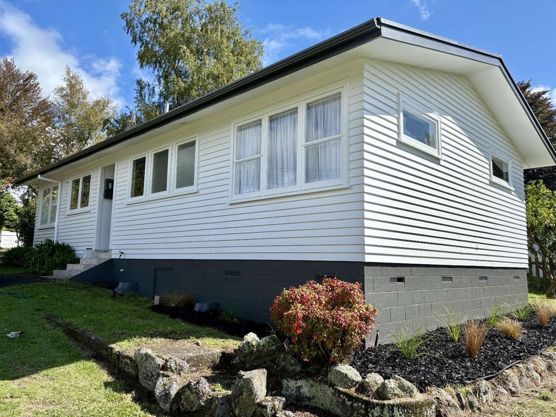 98 Grandvue Road 11056_0