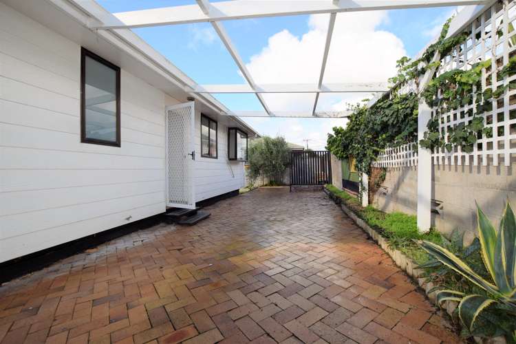 15 Wakeling Avenue Te Atatu South_9