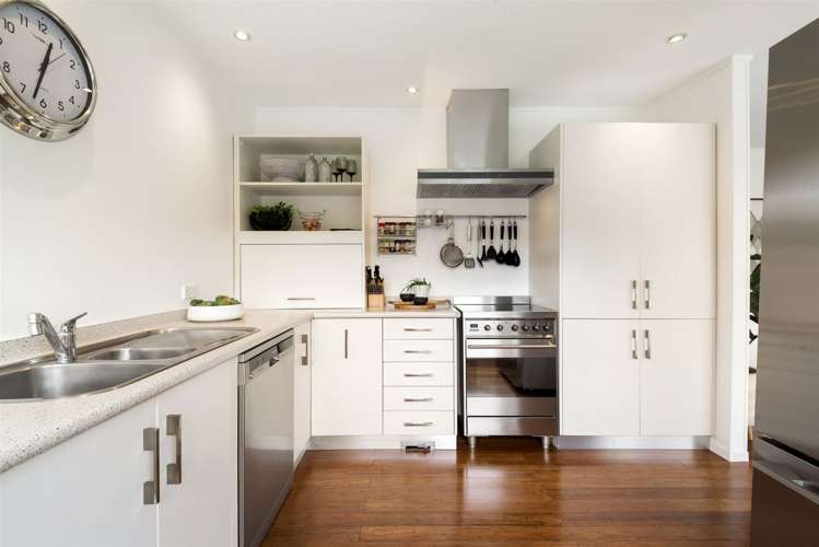 8 Riviera Place Hauraki_12