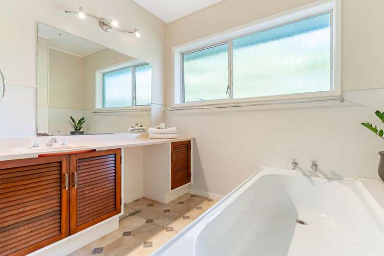 56 Mayfair Crescent Mairangi Bay_43