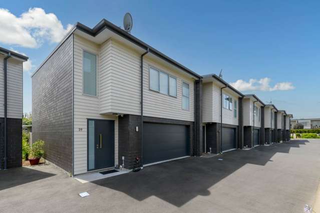 Modern 3-Bedroom Townhouse in Victoria Key Gat...
