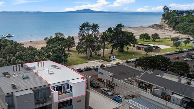 Prized waterfront apartment -Beachfront Browns Bay