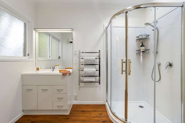 35 Ridgemount Rise Mangere Bridge_18