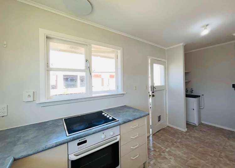  77 Wai-iti Crescent Woburn_11