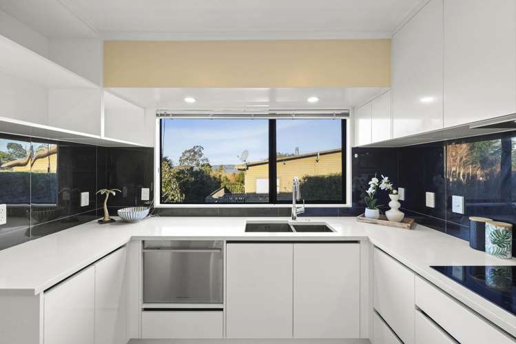 2/20 Beach Road Mellons Bay_10