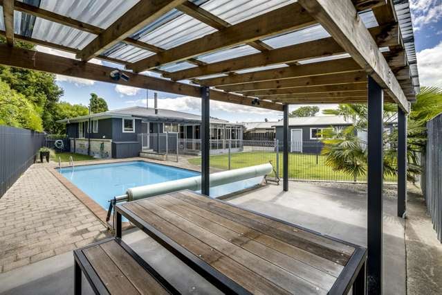 Super Tidy Home with a POOL!