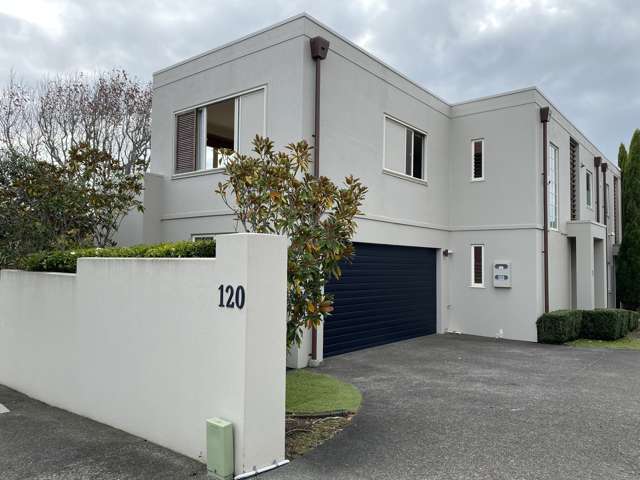 Three bedroom home in Meadowbank