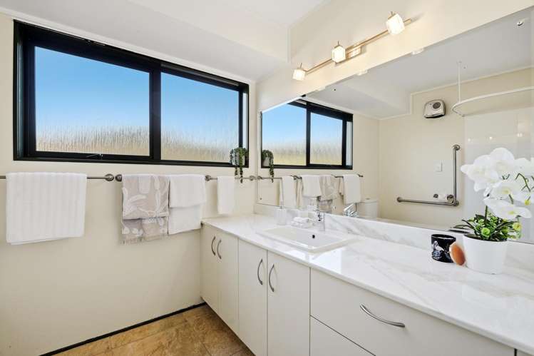 2/983 Beach Road Torbay_16