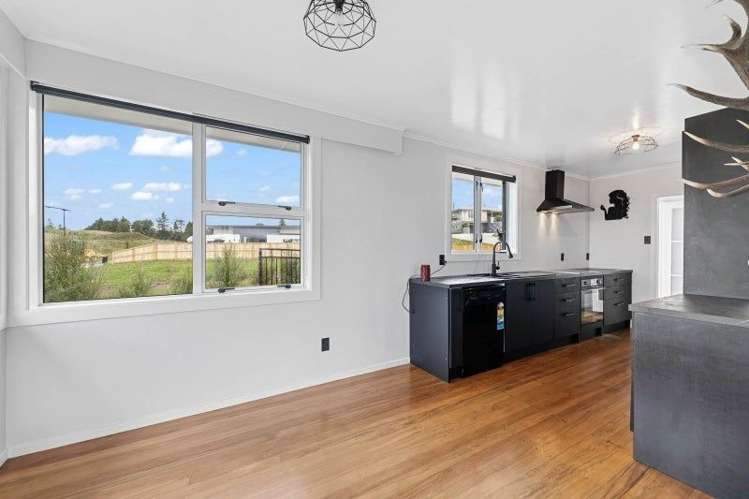 10 Maple Drive 11134_3