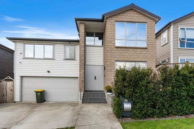 Spacious 7-Bedroom Home with Multiple Living Areas