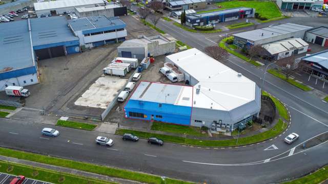 Industrial unit for trade businesses