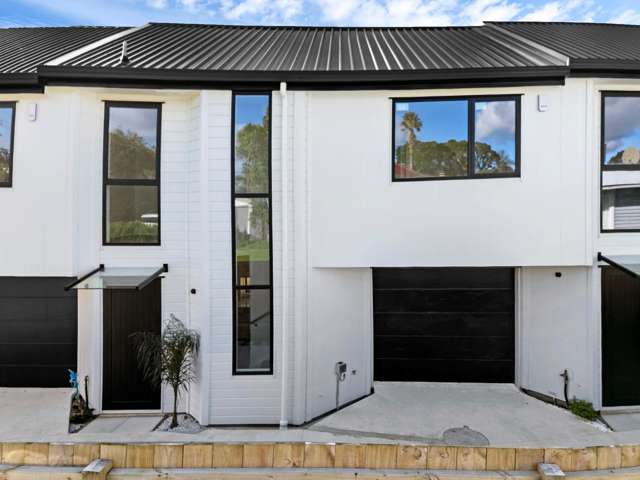 Stylish 3 Bed + Study Townhouse in Prime Birkdale