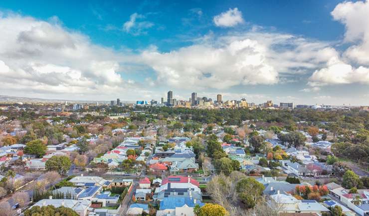 Sydney harbour. Kiwis may be tempted by Australian wages and house prices but before they make the move they need to crunch the numbers. Photo / Getty Images