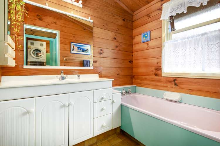 12 Helvetia Grove Naenae_11