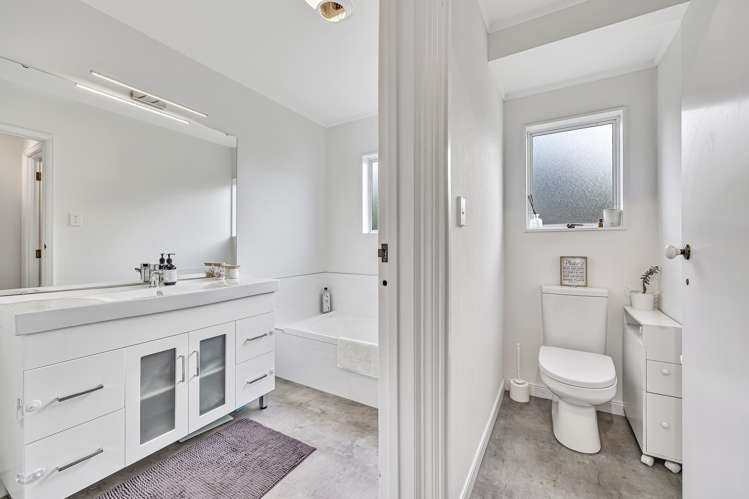 2/17 Beach Road Pahurehure_11