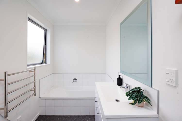 56 Exeter Crescent Takaro_12