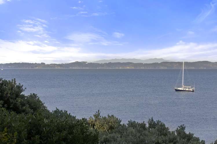 1 Marine Parade Piha_11