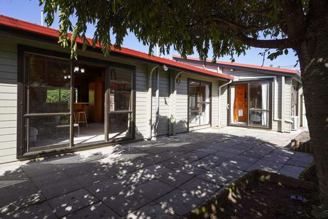 Home + Studio - Fab Multi-Generational Living!