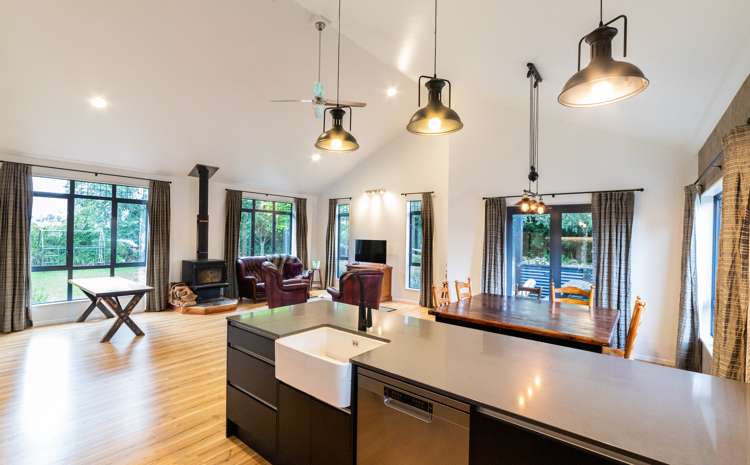 5693 West Coast Road Springfield_7