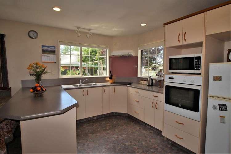 2 Fir Close Alexandra_1