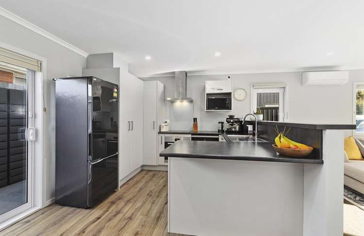 2/1 Murphy Place Titahi Bay_4