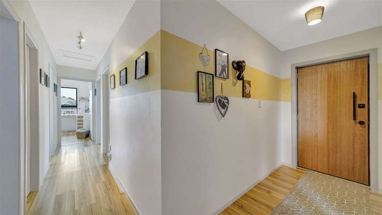 35 Avro Crescent Hornby_6