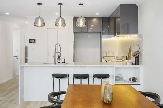Luxurious Living - MAGS zone, Freehold